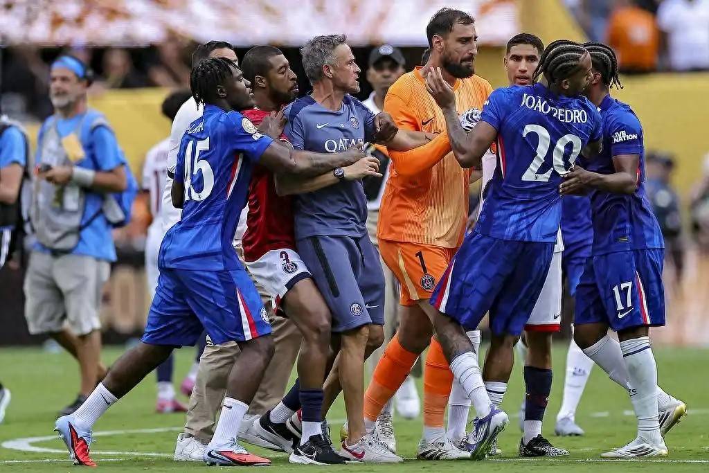 爱游戏体育-今晚突围战来临，切尔西围绕法国杯调整名单，态度坚定，更衣室氛围转暖(菲拉格慕vara蝴蝶结切尔西靴)